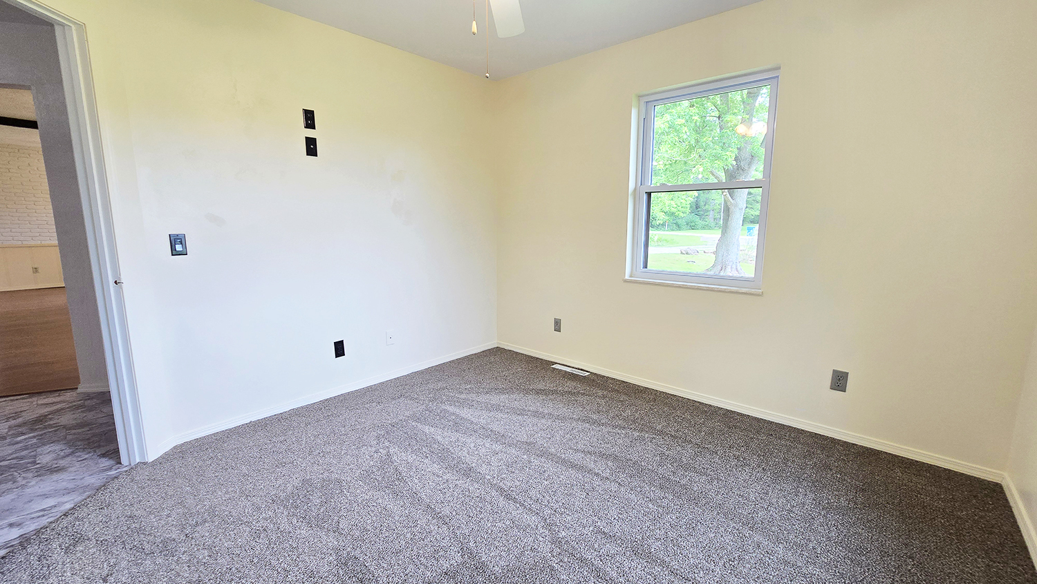 787 Walnut Hill Road Centralia, IL 62801 - Photo 27 of 42 an empty room with a window