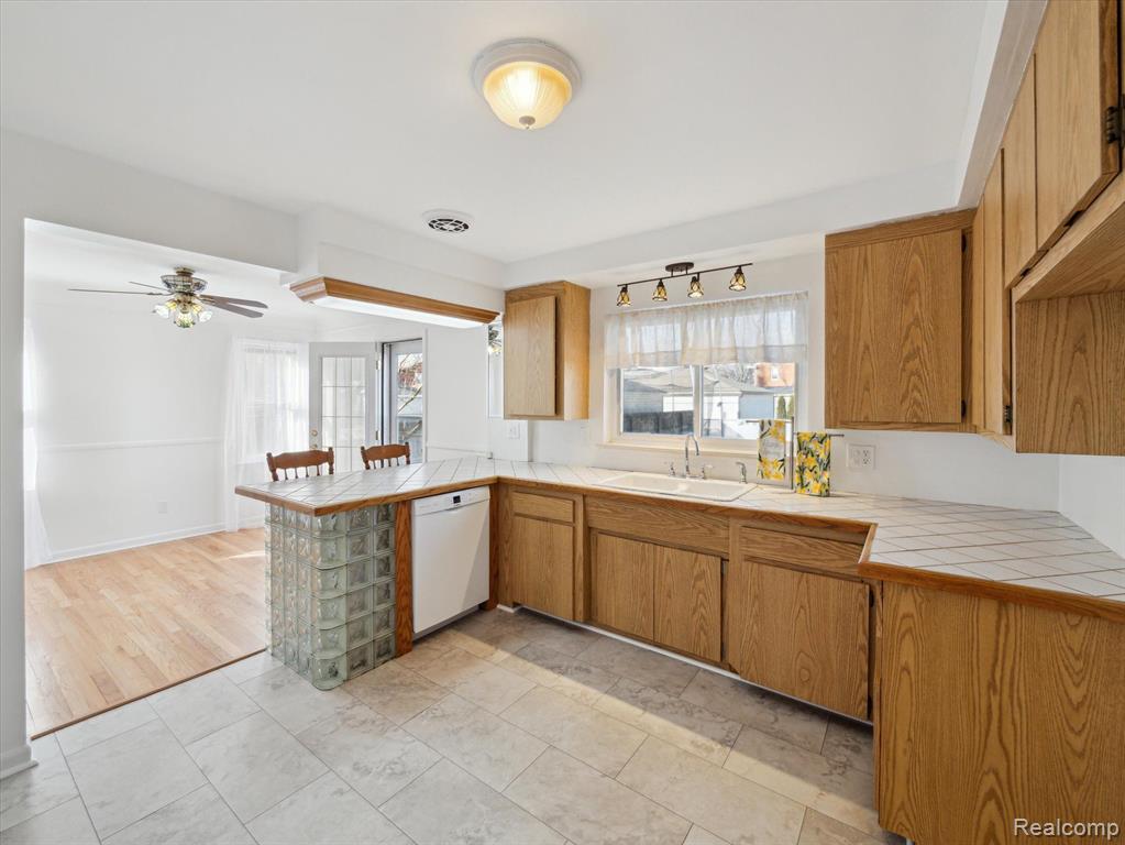 31225 Kelly Road Fraser, MI 48026 - Photo 15 of 35
