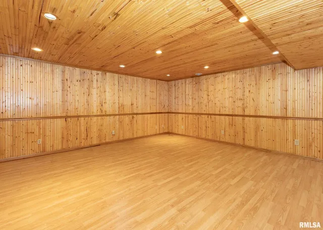 $385,000 | 159 Deer Park Drive, Geneseo, IL 61254