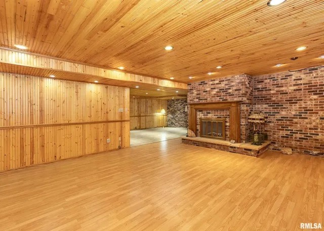 $385,000 | 159 Deer Park Drive, Geneseo, IL 61254