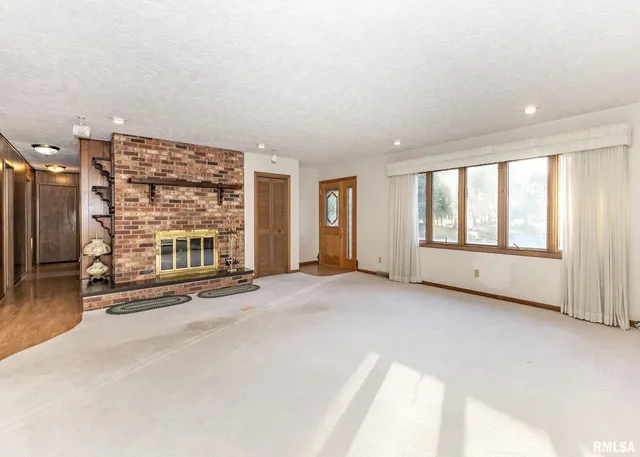 $385,000 | 159 Deer Park Drive, Geneseo, IL 61254