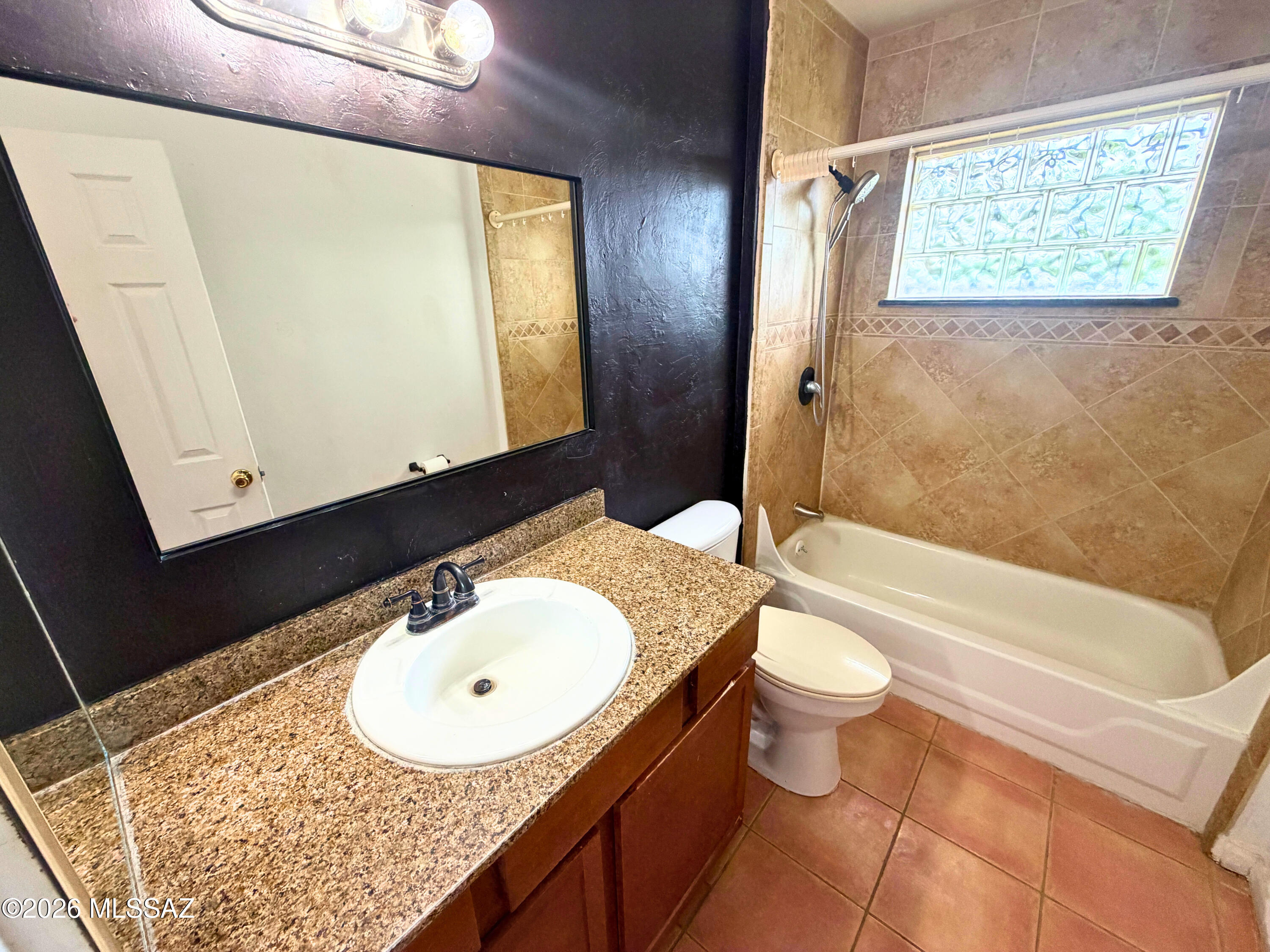 3383 North Flowing Wells Road Tucson, AZ 85705 - Photo 19 of 47 Main bathroom