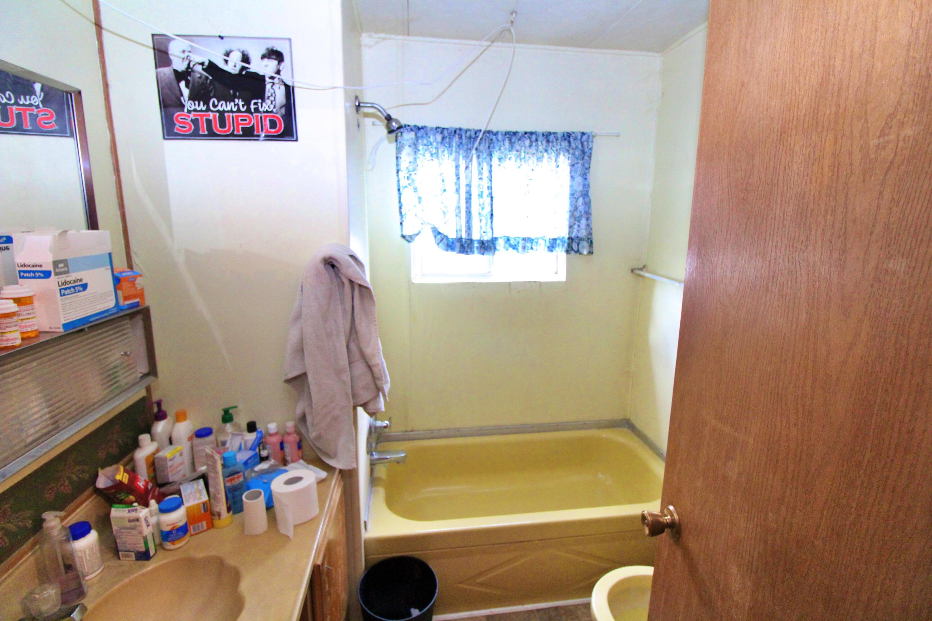 1120-a Merlin Road Grants Pass, OR 97526 - Photo 33 of 35 Guest bath in mobile.