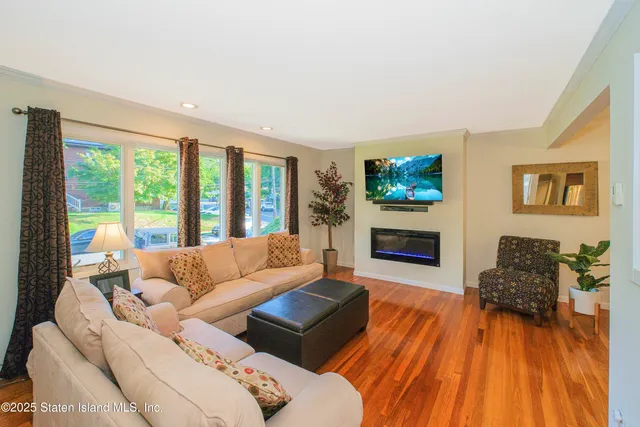 $889,000 | 7 Dore Court | Castleton Corners