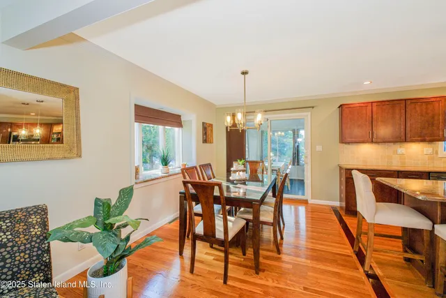 $889,000 | 7 Dore Court | Castleton Corners