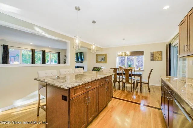 $889,000 | 7 Dore Court | Castleton Corners