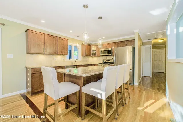 $889,000 | 7 Dore Court | Castleton Corners