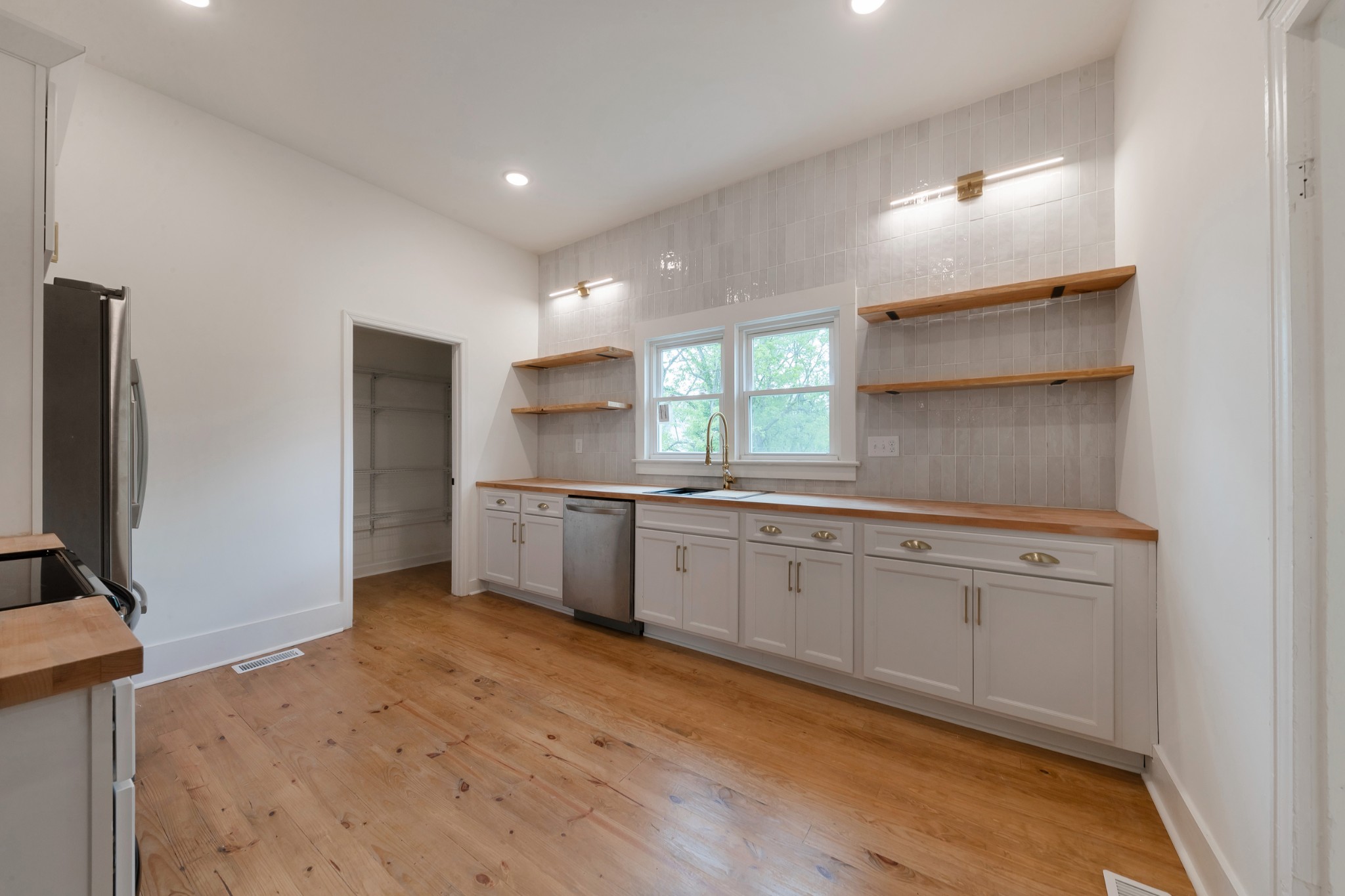 2727 Fly Road Santa Fe, TN 38482 - Photo 4 of 21 a kitchen with granite countertop a sink and refrigerator
