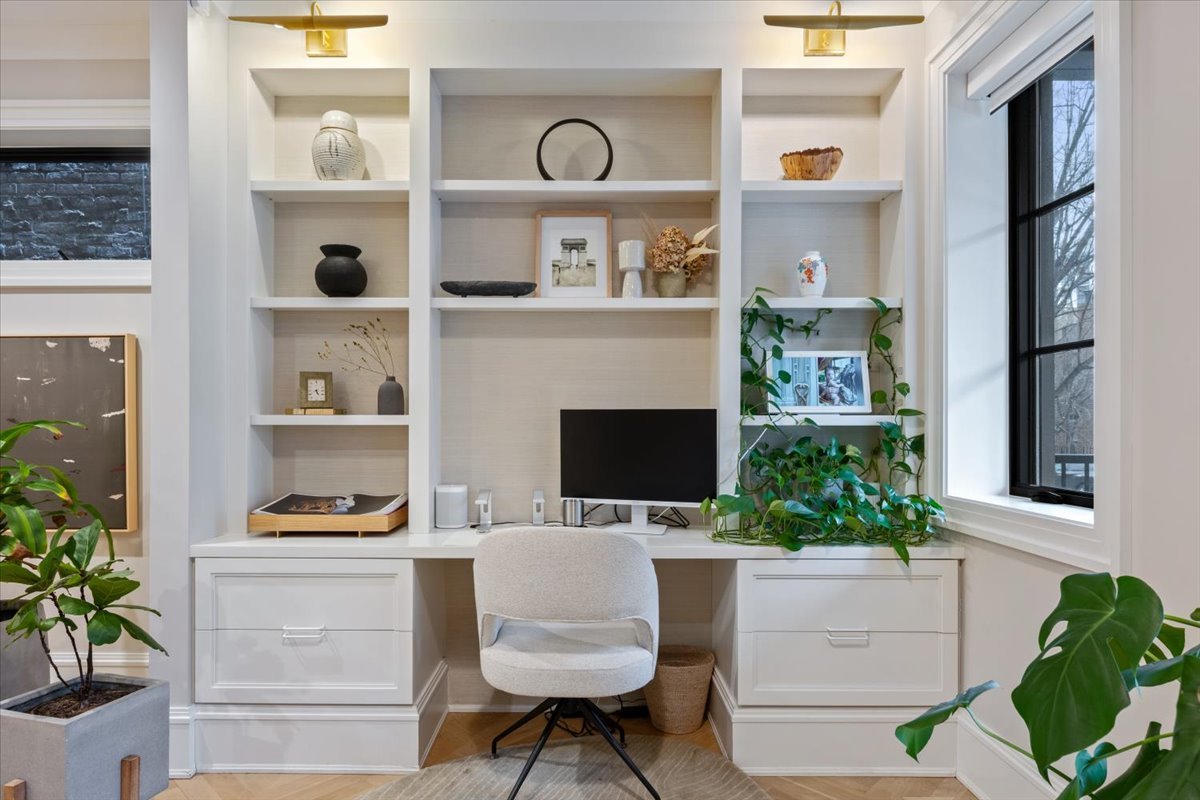 2212 North Halsted Street, Unit 1 Chicago, IL 60614 - Photo 3 of 38 a living room with furniture and a potted plant
