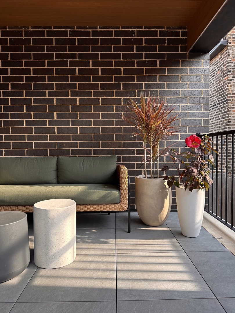 2212 North Halsted Street, Unit 1 Chicago, IL 60614 - Photo 33 of 38 a view of a patio with table and chairs
