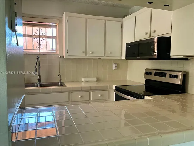 $2,000 | 1910 West 56th Street, Unit 3302, Hialeah, FL 33012