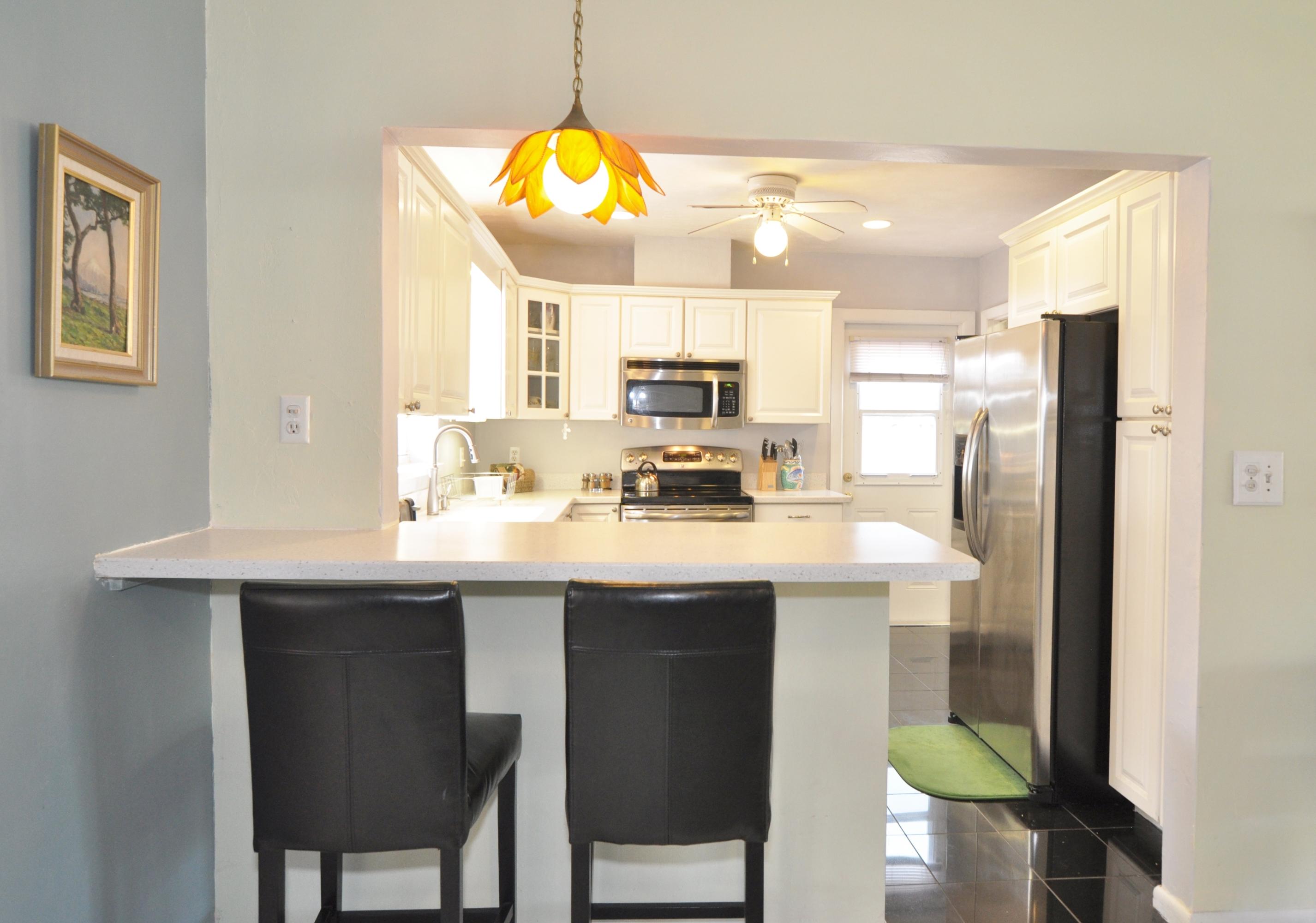 238 2nd Road Key Largo, FL 33037 - Photo 16 of 21 Kitchen counter bar