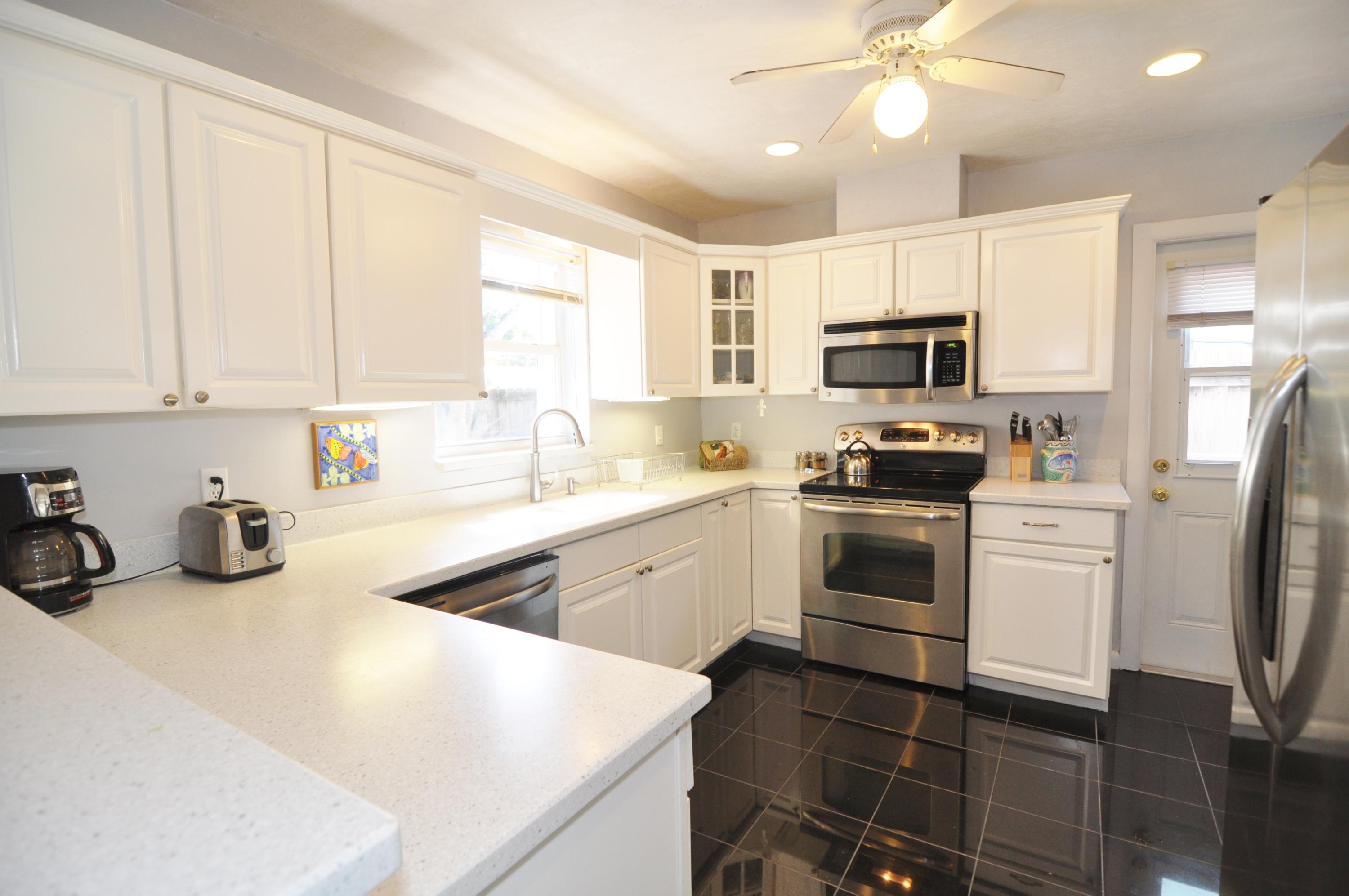 238 2nd Road Key Largo, FL 33037 - Photo 7 of 21 Updated Kitchen