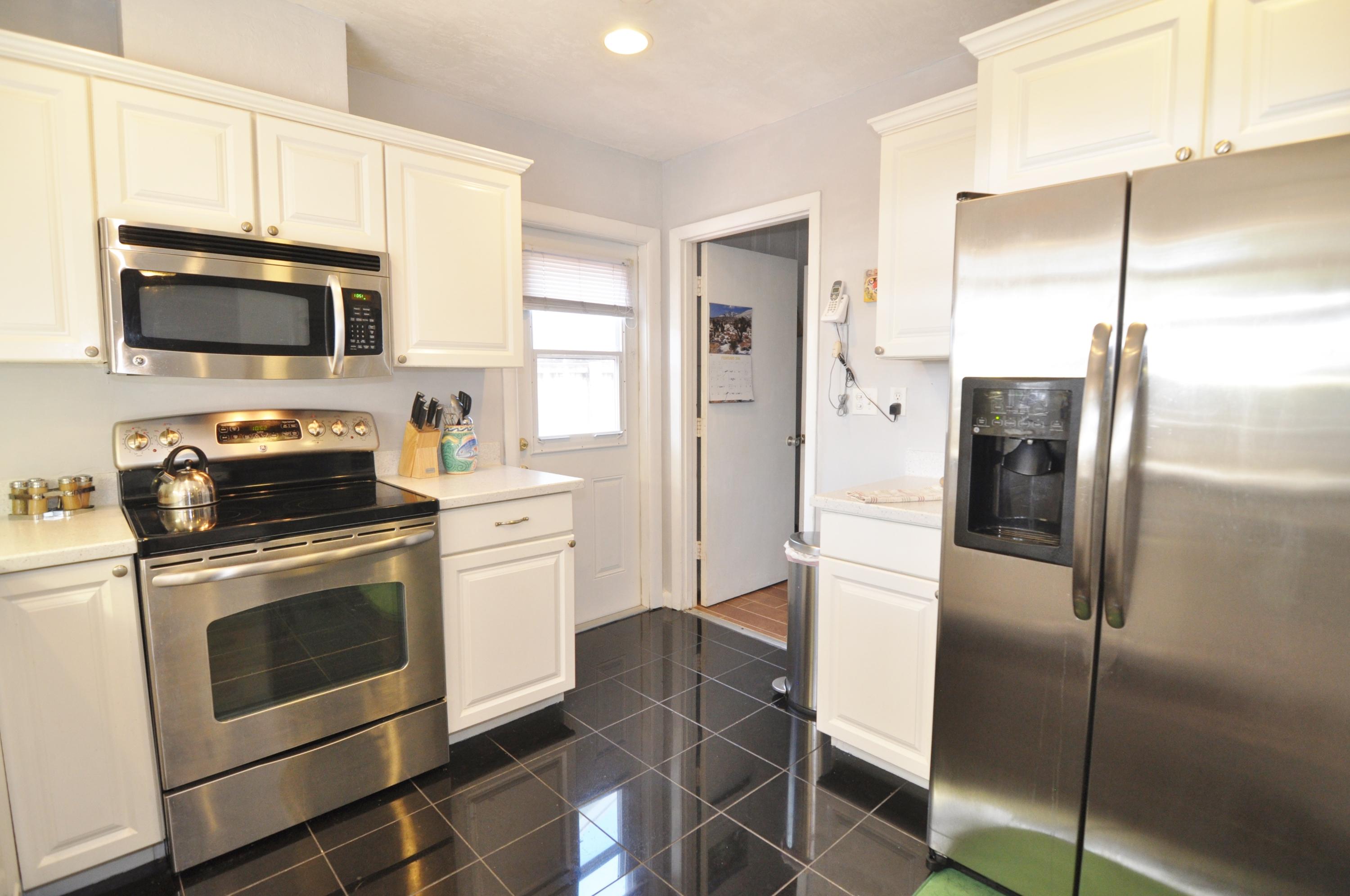 238 2nd Road Key Largo, FL 33037 - Photo 9 of 21 Light Bright Kitchen