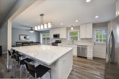 $450,000 | 7604 Eleanor Place, Willowbrook, IL 60527