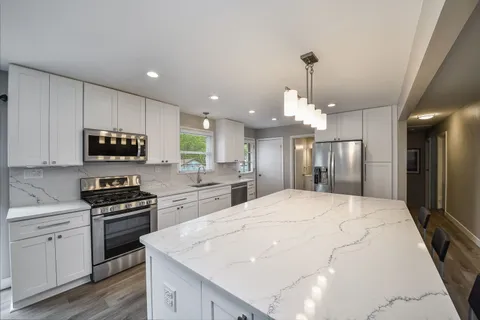 $450,000 | 7604 Eleanor Place, Willowbrook, IL 60527