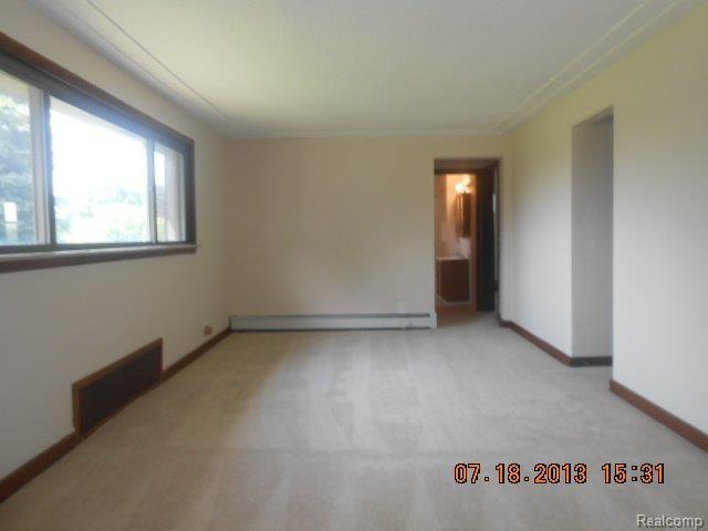 12828 Wabash Road Milan, MI 48160 - Photo 2 of 15 112828 Wabash liv rm.JPG