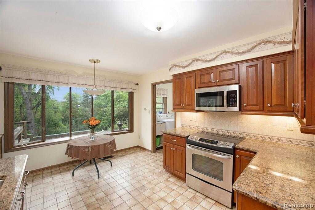 1120 East Buell Road Rochester, MI 48306 - Photo 9 of 27