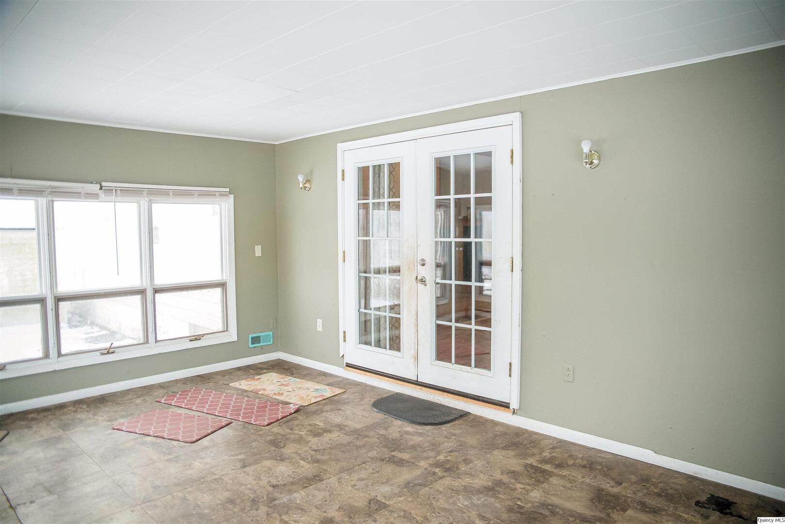 700 North 66th Street Quincy, IL 62305 - Photo 4 of 11 a view of an empty room with a window