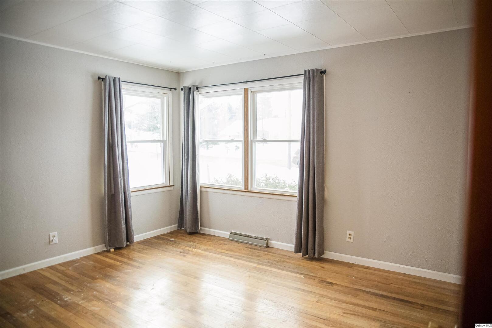 700 North 66th Street Quincy, IL 62305 - Photo 8 of 11 an empty room with windows