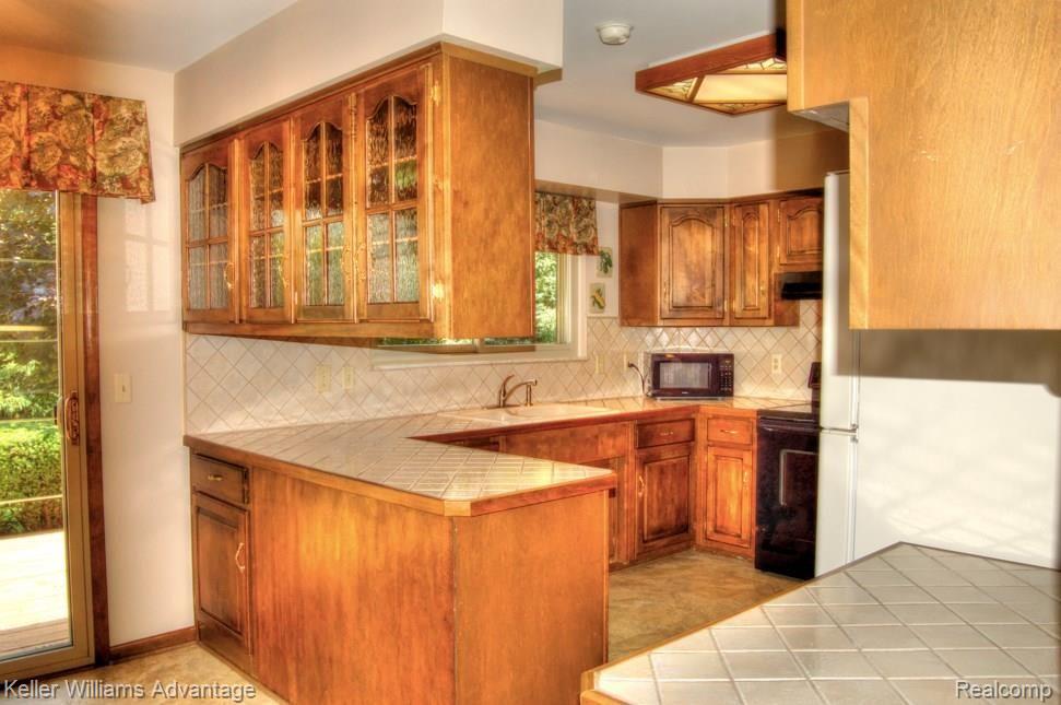 26350 Drake Road Farmington, MI 48331 - Photo 7 of 51 8.jpg