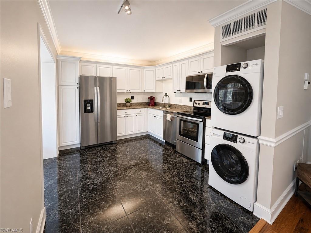 112 Bobolink Way, Unit B Naples, FL 34105 - Photo 6 of 18