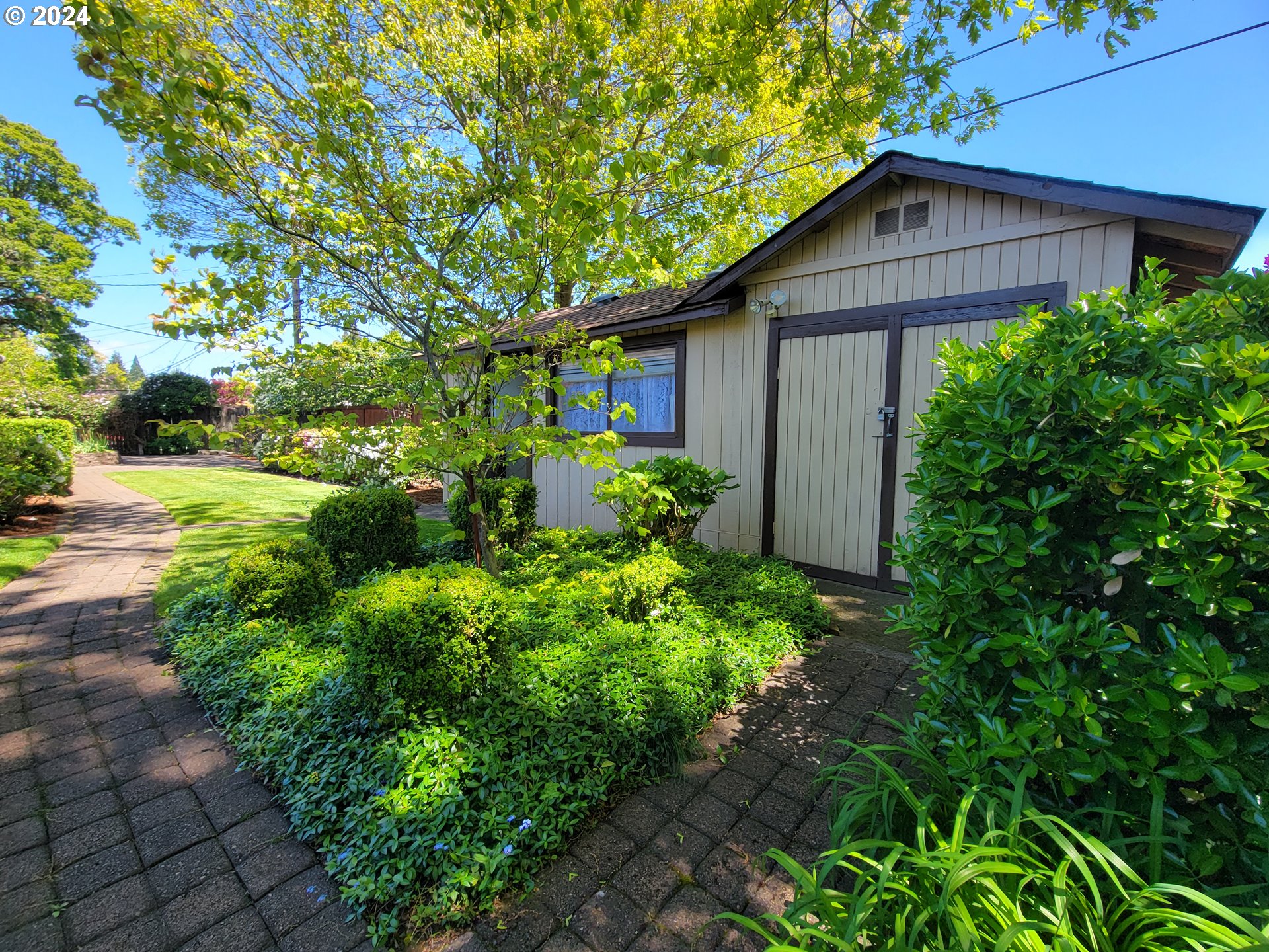 2565 Newcastle Street Eugene, OR 97404 - Photo 13 of 38 a backyard of a house with lots of green space