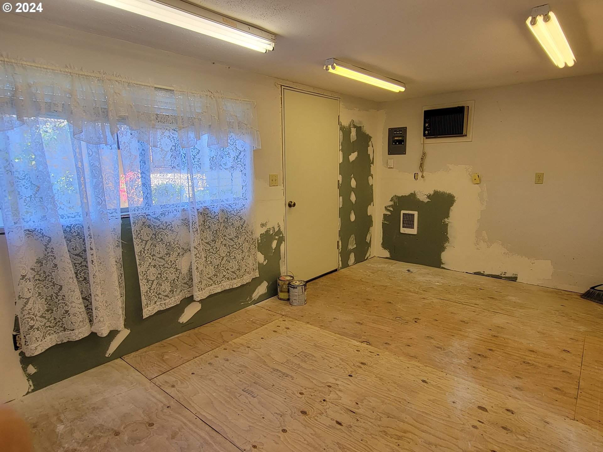 2565 Newcastle Street Eugene, OR 97404 - Photo 15 of 38 a view of a livingroom with furniture