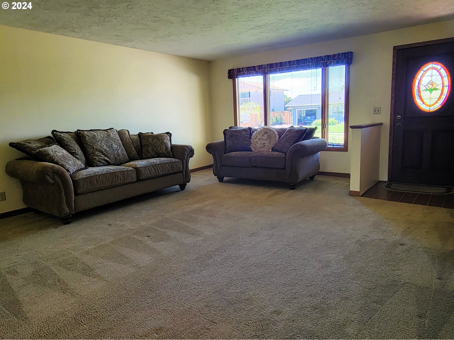 2565 Newcastle Street Eugene, OR 97404 - Photo 23 of 38 a living room with furniture and a window
