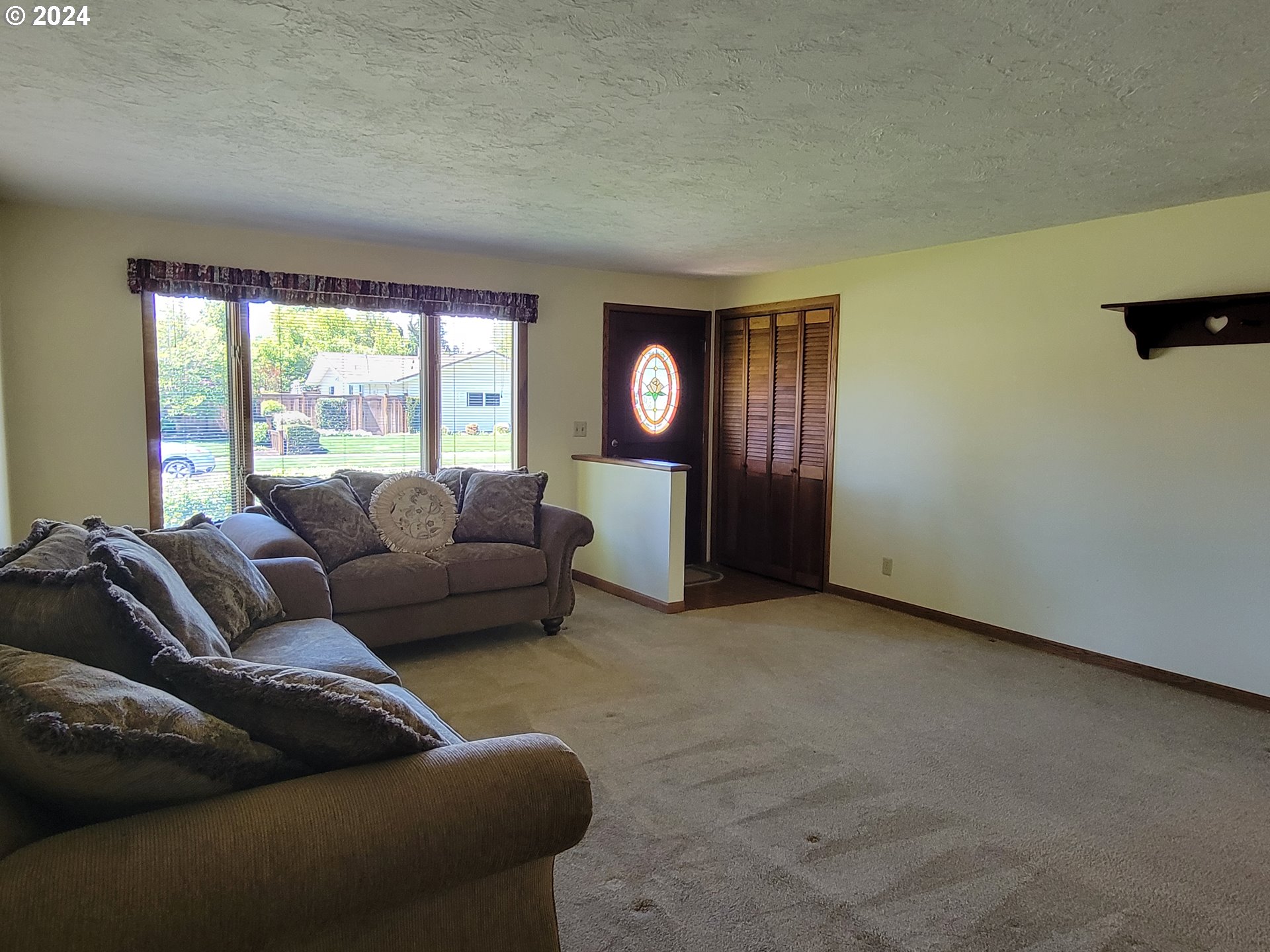 2565 Newcastle Street Eugene, OR 97404 - Photo 24 of 38 a living room with furniture and a window