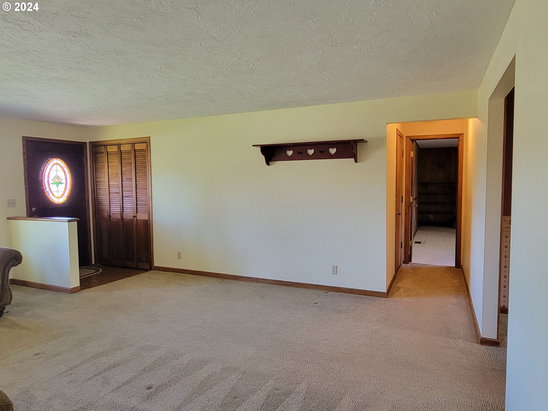 2565 Newcastle Street Eugene, OR 97404 - Photo 25 of 38 an empty room with windows and closet