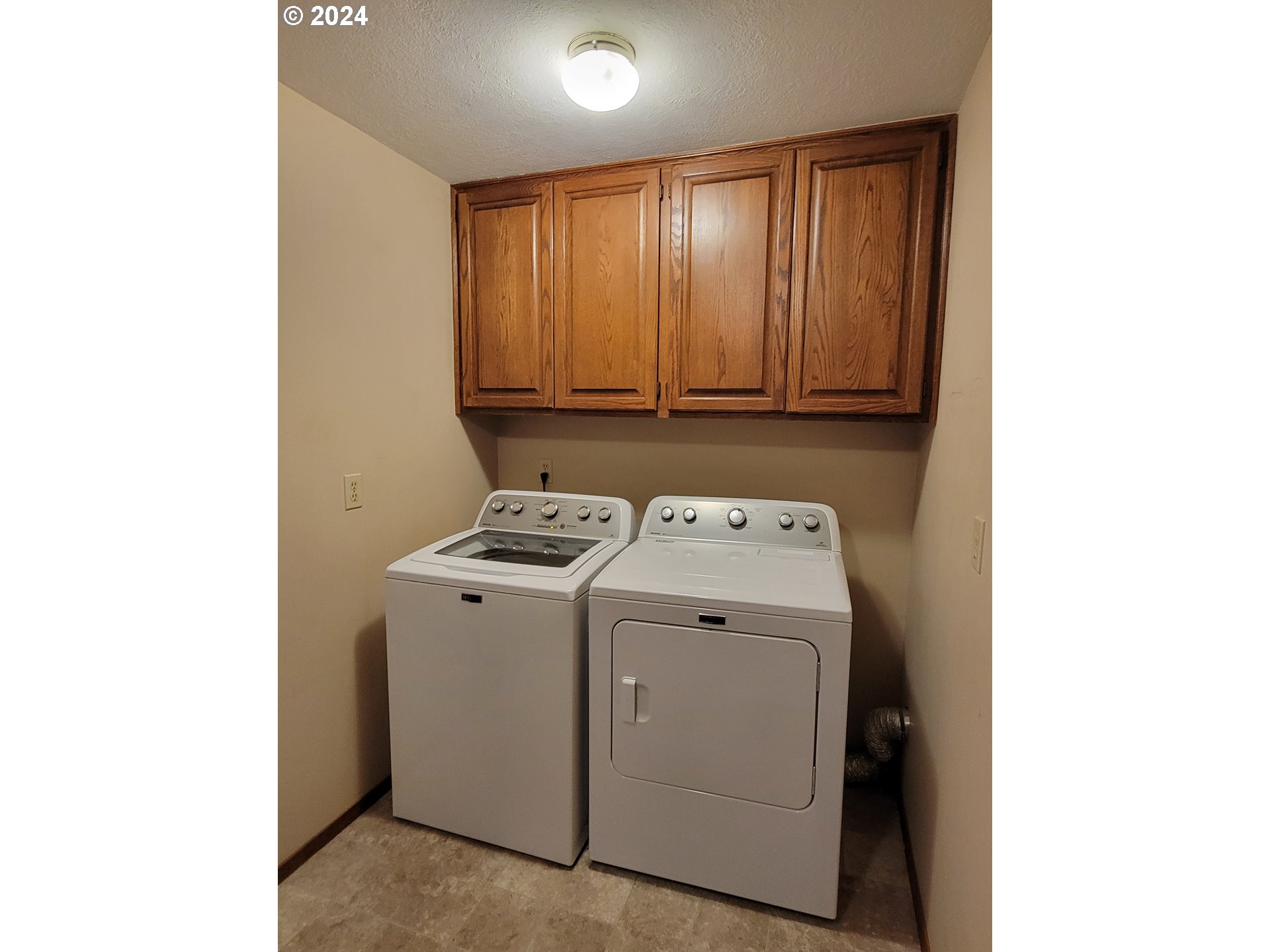 2565 Newcastle Street Eugene, OR 97404 - Photo 37 of 38 a utility room with dryer and washer