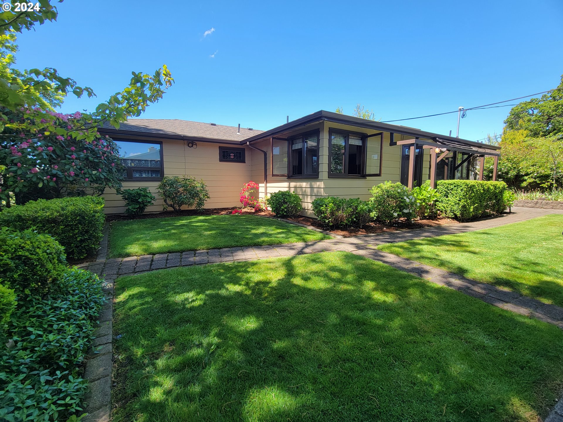 2565 Newcastle Street Eugene, OR 97404 - Photo 8 of 38 a front view of house with yard and green space