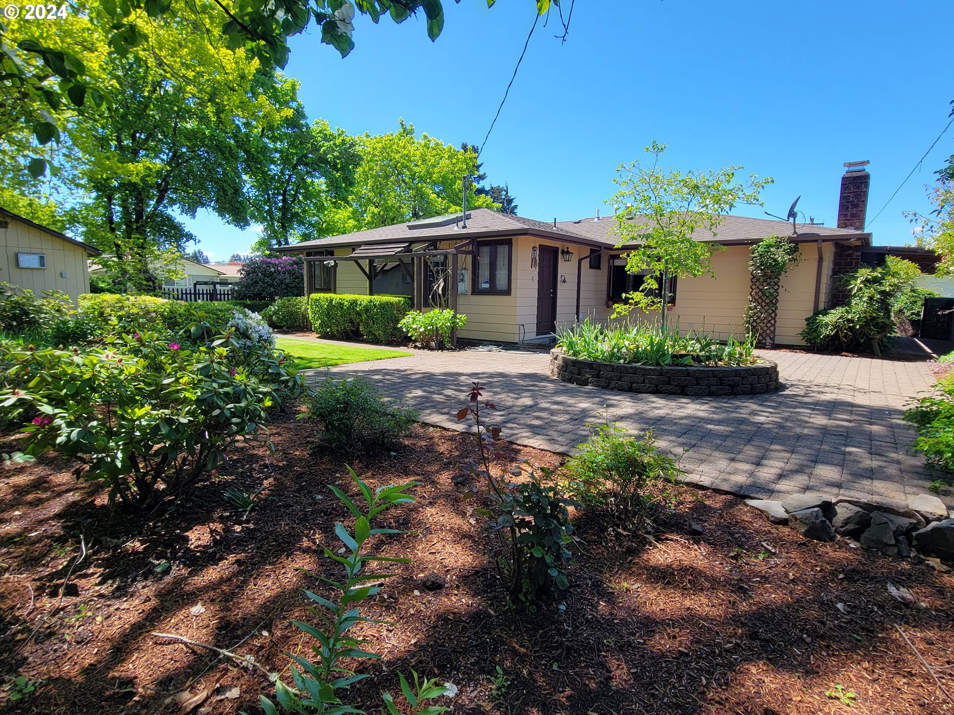 2565 Newcastle Street Eugene, OR 97404 - Photo 9 of 38 a front view of a house with garden