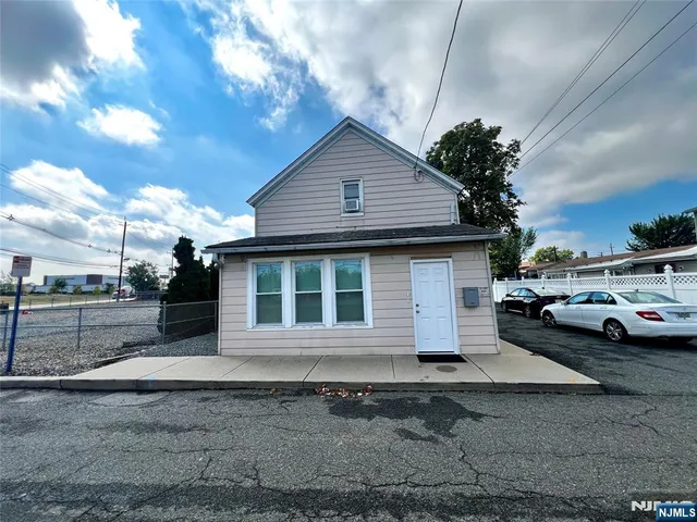 $1,695 | 33 Water Street, Unit 2, Hackensack, NJ 07601