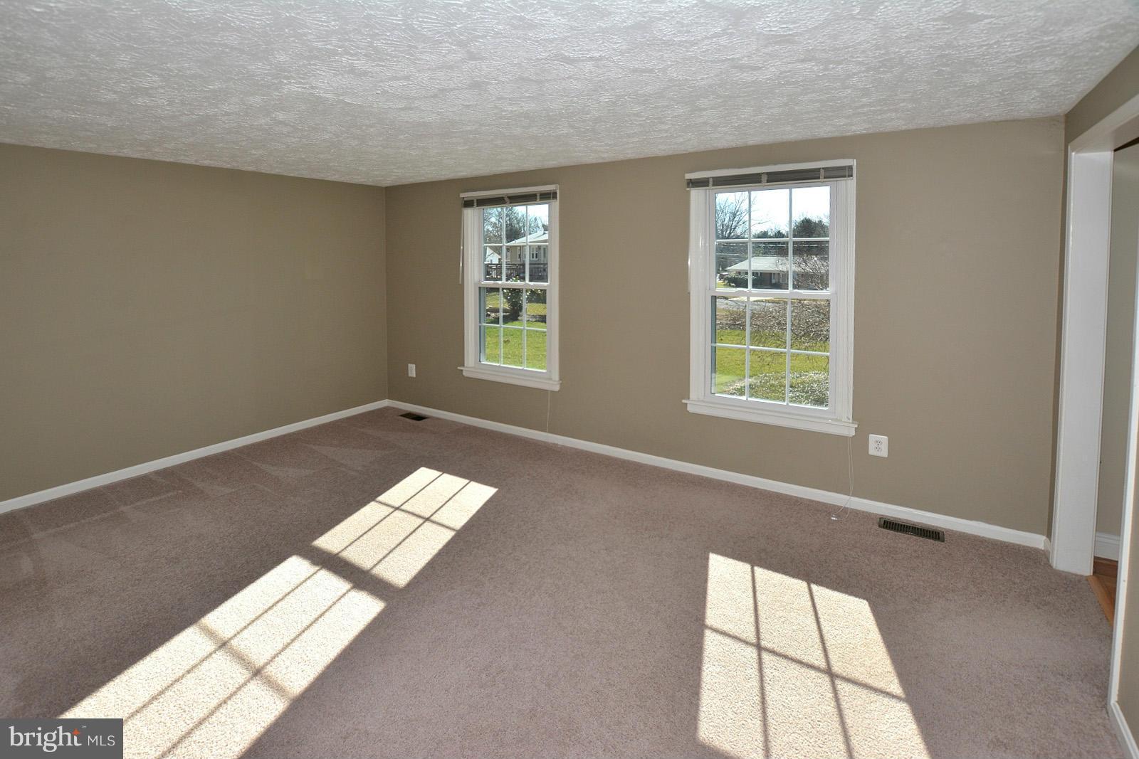 4203 Waller Road Fairfax, VA 22032 - Photo 4 of 27 Living Room