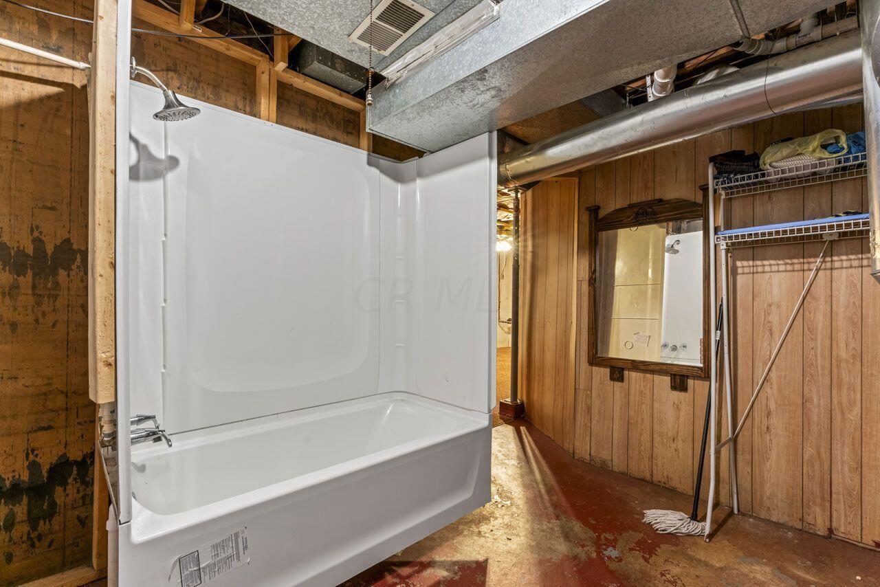 101 Summit Street Newark, OH 43055 - Photo 21 of 29 Bathtub in Basement
