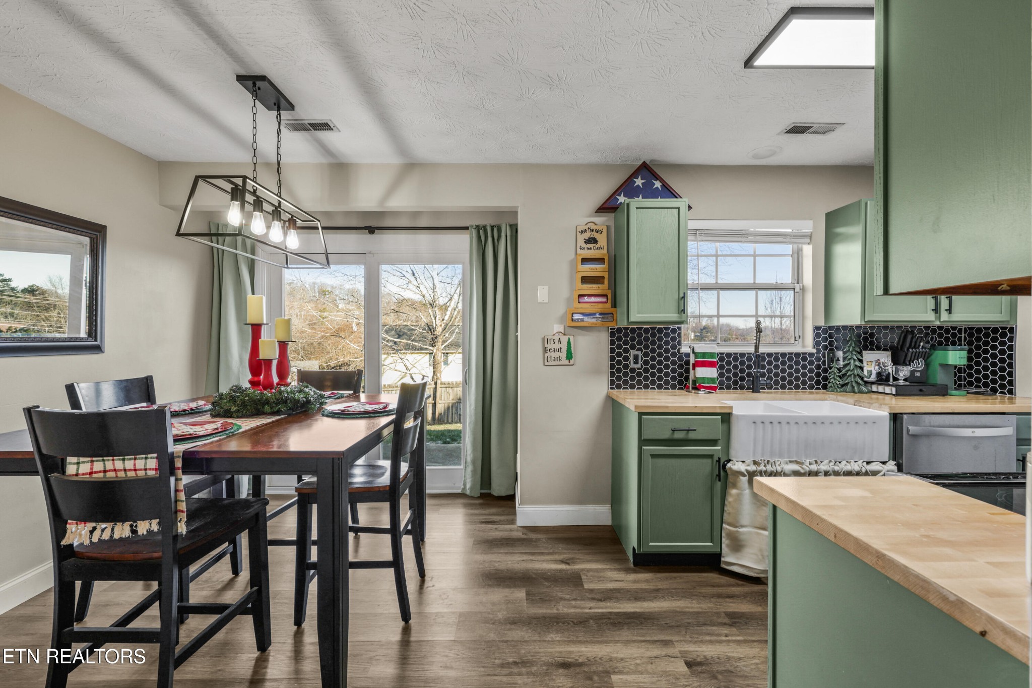 2312 Crestpark Road Knoxville, TN 37912 - Photo 12 of 33 a kitchen with a table and chairs in it