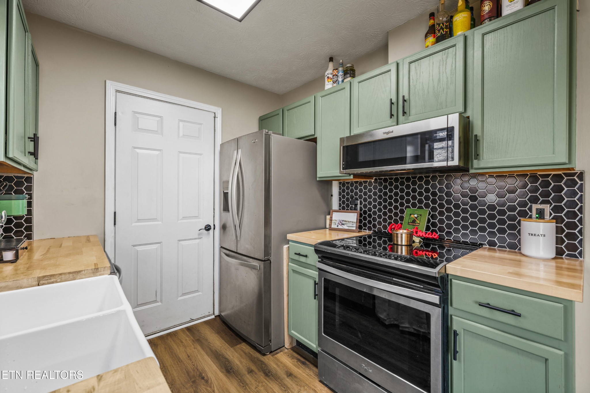 2312 Crestpark Road Knoxville, TN 37912 - Photo 15 of 33 a kitchen with stainless steel appliances a stove a refrigerator and a sink