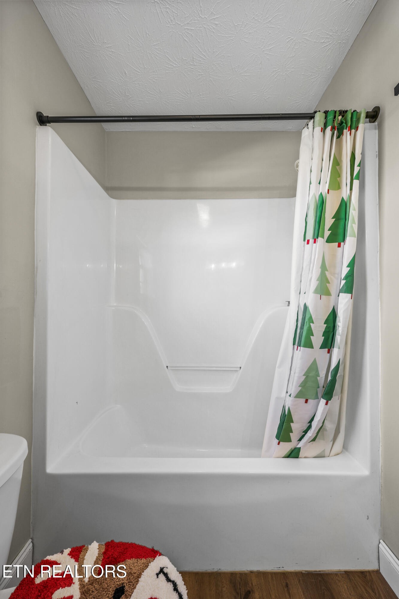 2312 Crestpark Road Knoxville, TN 37912 - Photo 32 of 33 a bathroom with a bathtub and shower