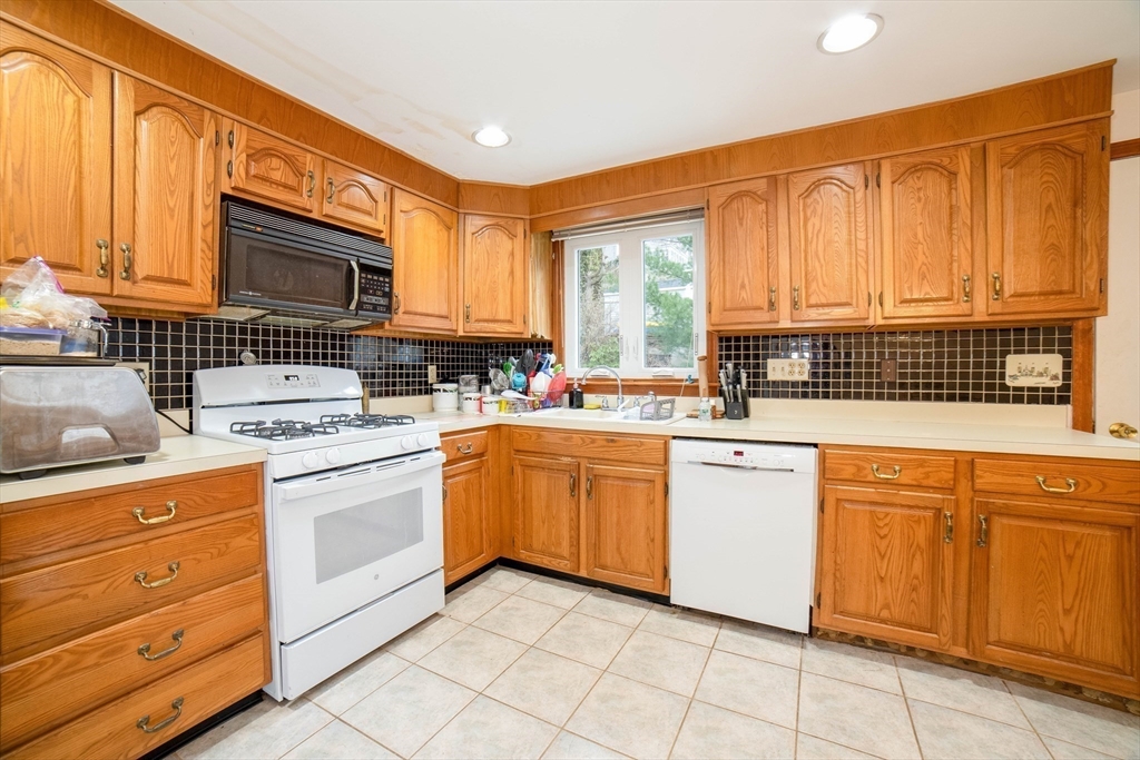 8 Minthorne Street Worcester, MA 01603 - Photo 17 of 30