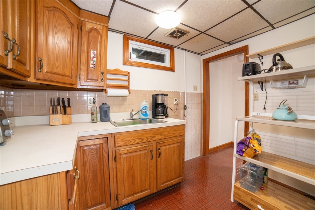 8 Minthorne Street Worcester, MA 01603 - Photo 29 of 30