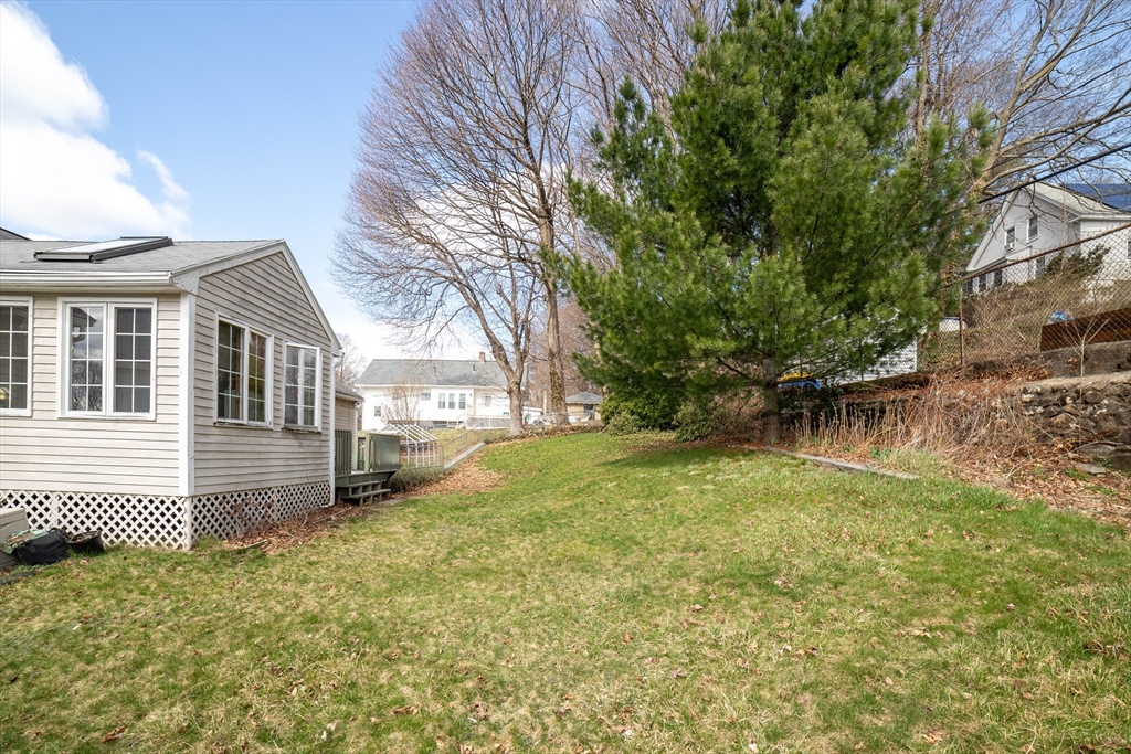 8 Minthorne Street Worcester, MA 01603 - Photo 9 of 30