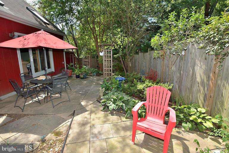 1416 Green Run Lane Reston, VA 20190 - Photo 23 of 29 a garden view with a seating space