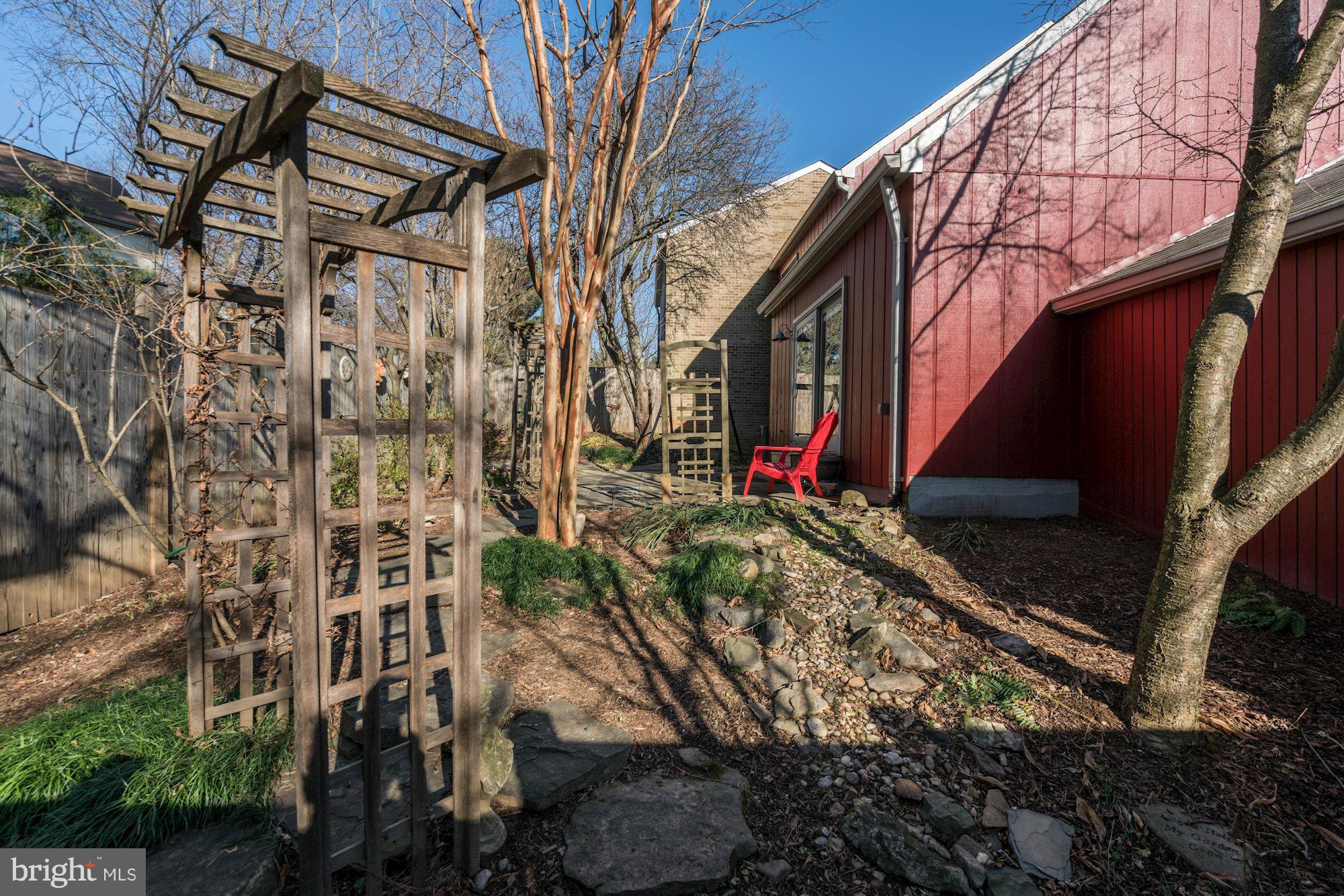 1416 Green Run Lane Reston, VA 20190 - Photo 26 of 29 a backyard of a house