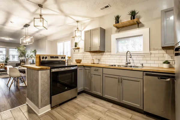 $1,700 | 925 North Oxford Street, Indianapolis, IN 46201