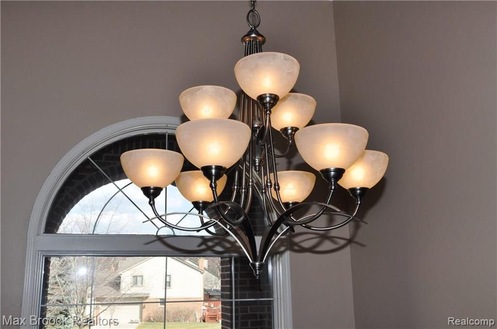 699 Twin Oaks Court Rochester Hills, MI 48307 - Photo 3 of 65