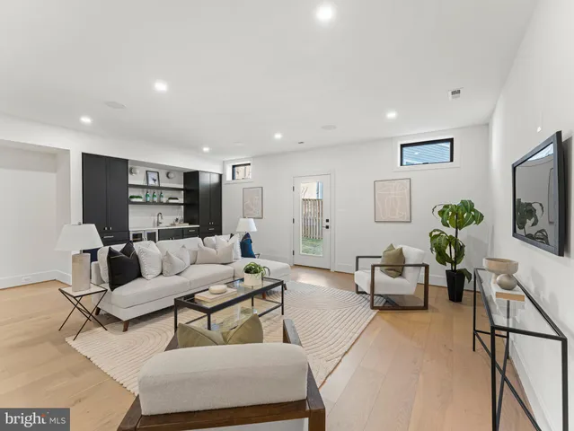 $2,350,000 | 406 Dove Circle Southwest, Vienna, VA 22180