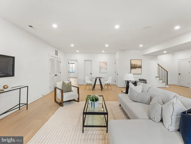 $2,350,000 | 406 Dove Circle Southwest, Vienna, VA 22180