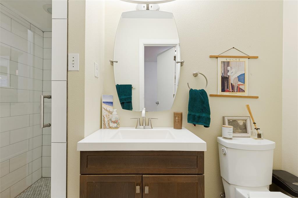 737 North Hampton Road Dallas, TX 75208 - Photo 22 of 30 The updated Guest Bath provides a fresh counterpoint to the home’s preserved vintage details.